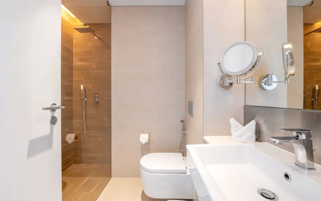 Lavish & Equipped 2 BR Facing Ain Dubai