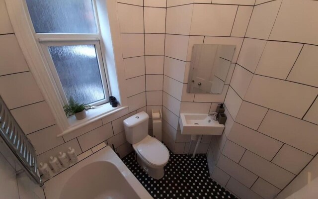 Spacious 5-bed House - Sleeps 10, Garden & Parking