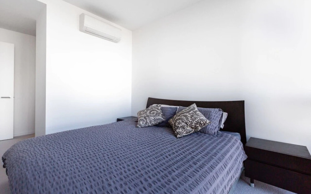 Sabrina, 2BDR Docklands Apartment