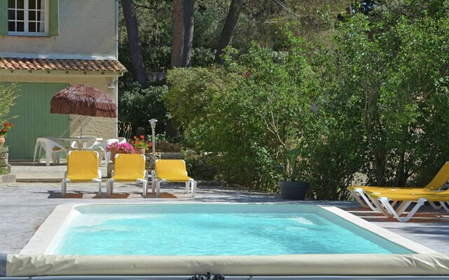 Lush Villa in Beaucaire With Swimming Pool