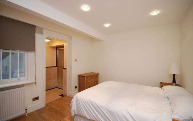 Delightful 2 Bed Garden Flat in Earl's Court