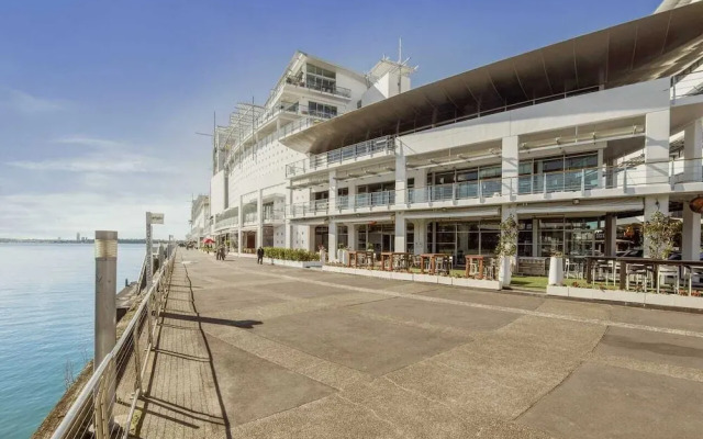 Premium 1BR Apartment at Princes Wharf