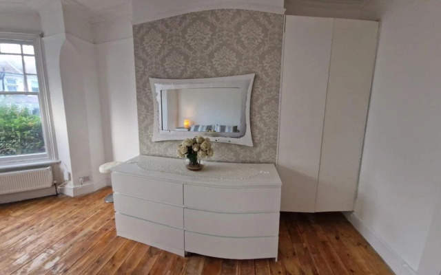 Peaceful Well Equipped Flat Near Central London