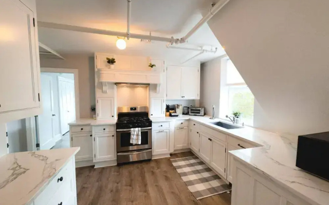 Water Access 5-bed 2-bath Retreat