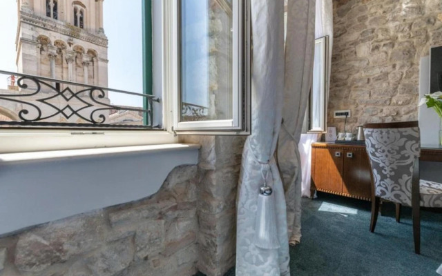 Antique Split Luxury Rooms