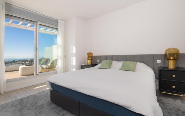 LM352B- Spacious family penthouse with sea view