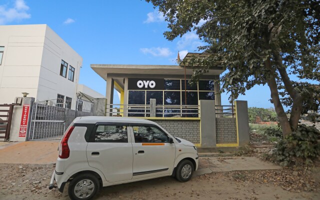 Oyo 90217 Tiwari Residency