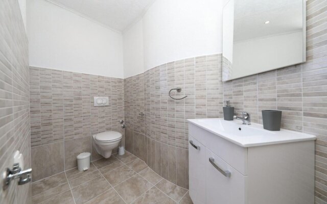 Amazing Apartment in Kastel Luksic With 1 Bedrooms and Wifi