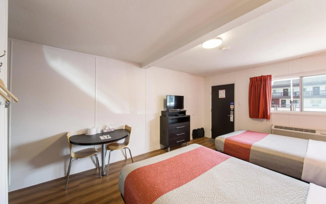 Motel 6 Cranbrook, BC