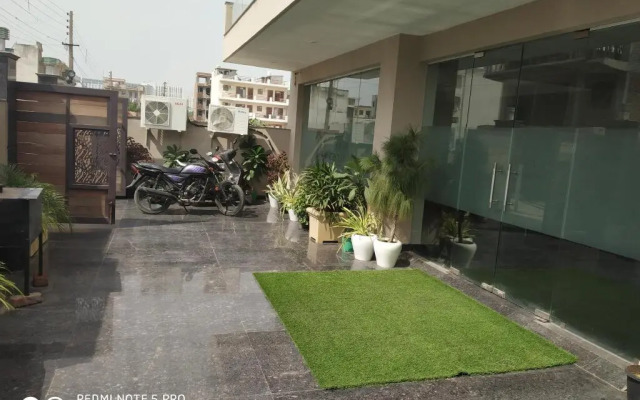 Vivi International By OYO Rooms