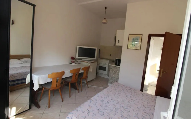 Simplistic Apartment in Starigrad near Sea