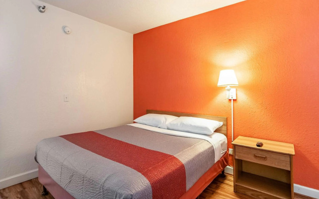 Motel 6 Naperville, IL