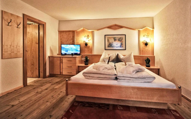 Mountain Apartments - living by Salner