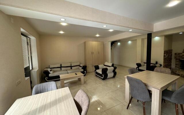 5 Bedrooms House