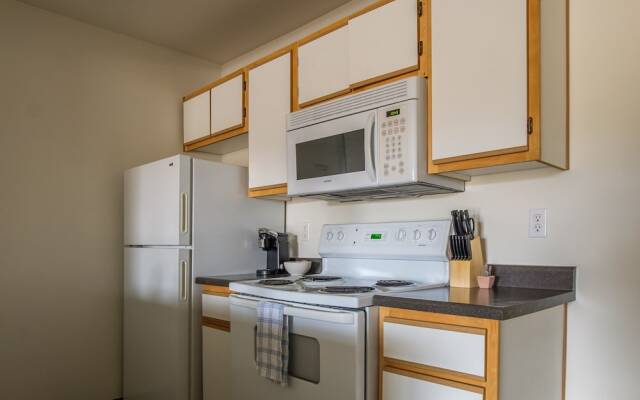 Eastside 1 & 2 BR Apts with balcony by Frontdesk