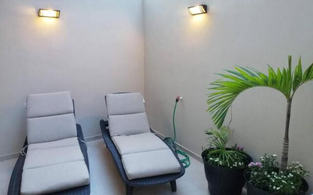 Modern 1 bedroom suite by beach Great location!
