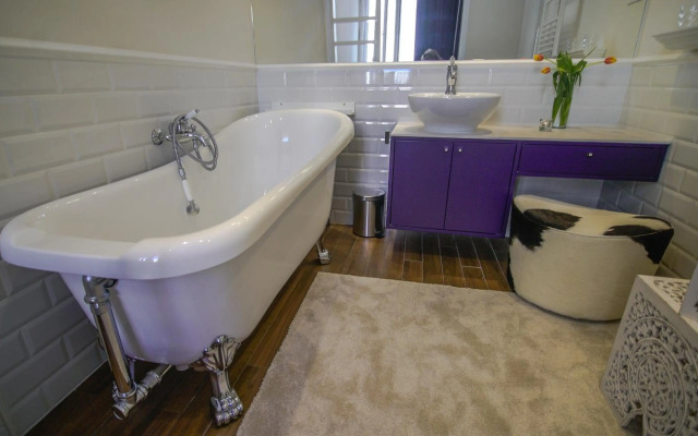 Opera Apartment with Garage, 2BR & 2BTH, AC