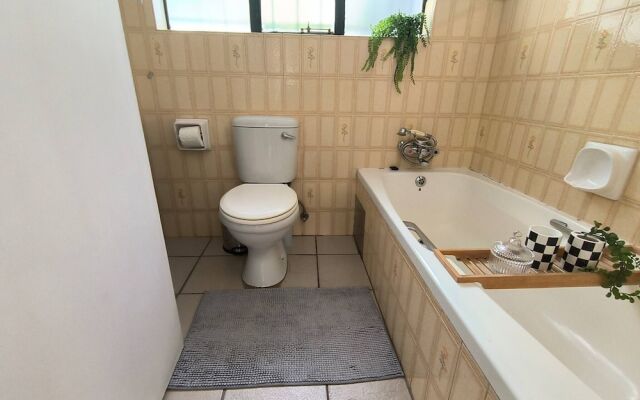 Modern Spanish House-3br-pool-solar-samrand