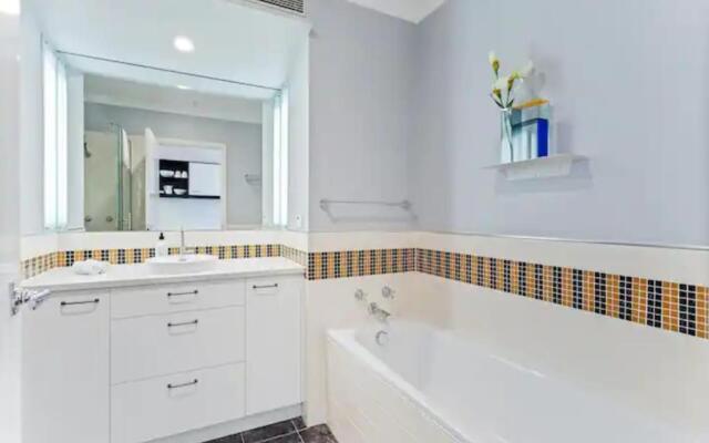 Lovely Bright Apt w/ Pool and Gym by Zodiak Stays