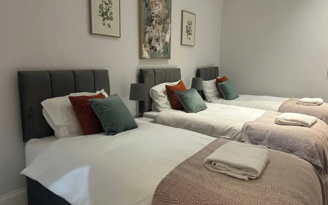 Tavistock House-contractor Stay-parking-sleeps 7,