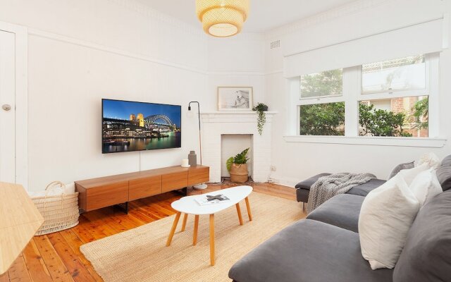 Bright Beachside Curlewis Apartment