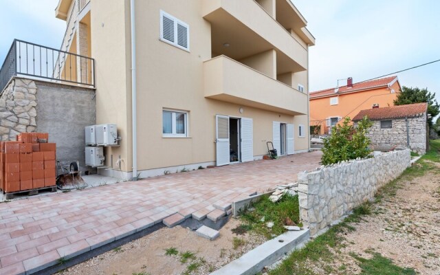 Simplistic Apartment in Neviđane near Sea
