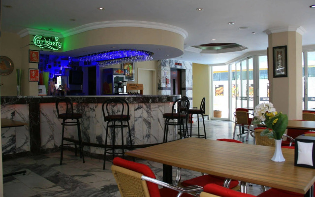 Twin Apart Hotel