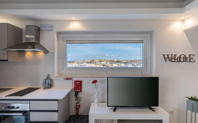 STYLISH 2-Bedroom Penthouses - Terrace with Views