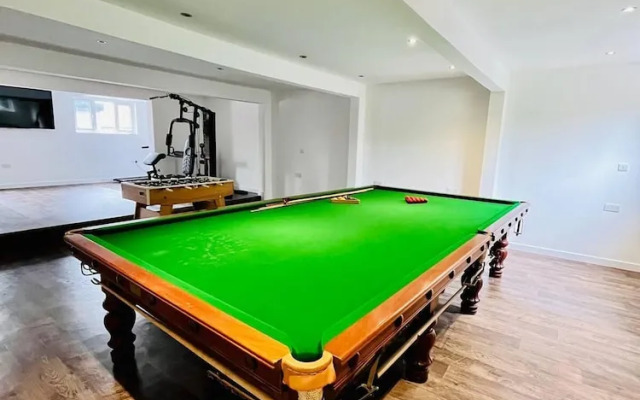 Large Riverside House in Wraysbury, Staines