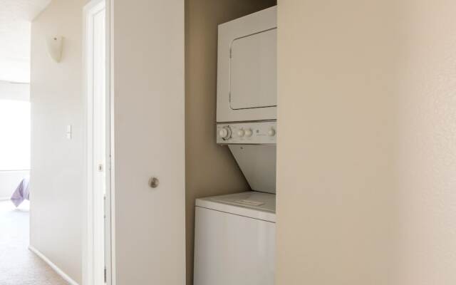 2 Bedroom Apartment w/ Pool, Balcony & WiFi by Frontdesk