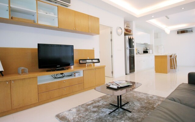 The Trees Hillside Apartment