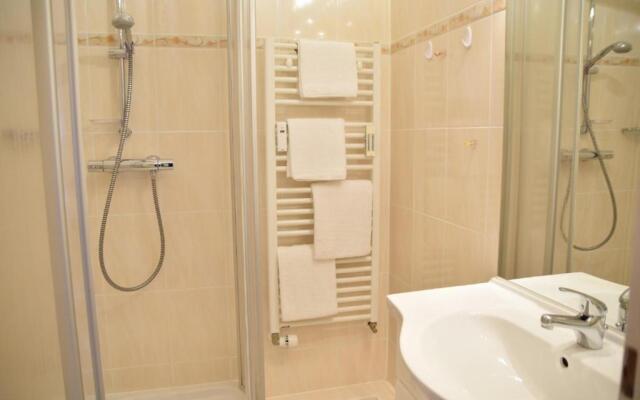 Einfaches 2-Zimmer-Appartement mit Balkon.