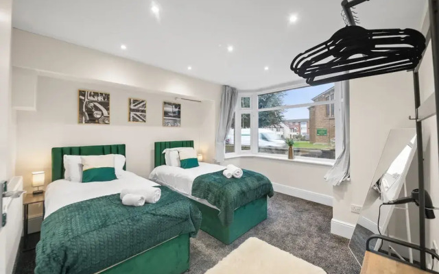 Large 5 Bedroom-free Parking-great Transport Links