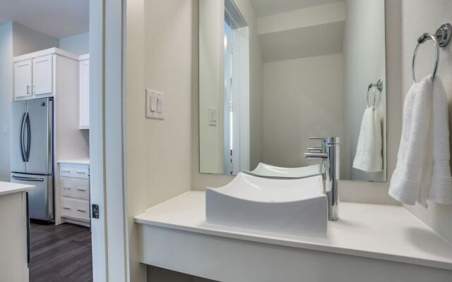 Modern Dallas TownHome 2 BR fully furnis