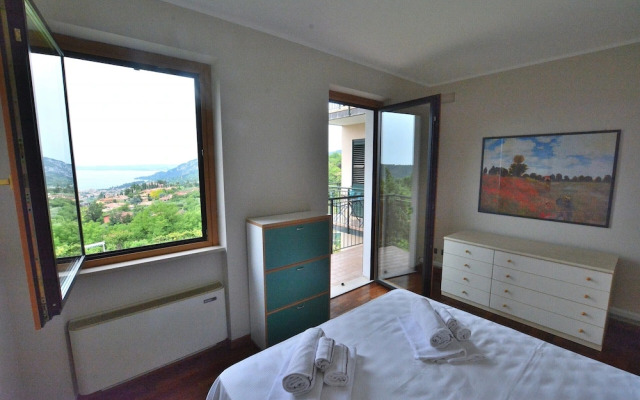 Apartment Montegolo Four with Pool And Lake View