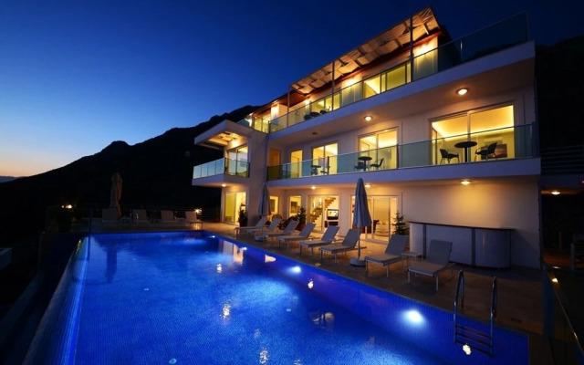 Villa Montana by Akdenizvillam