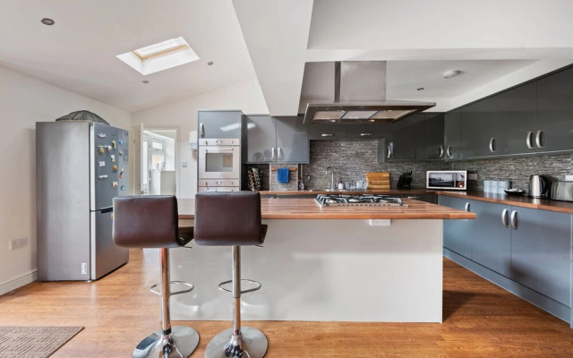 NEW Bright & Stylish 4BD Home City Centre of Leeds