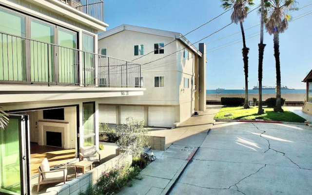 Beach Paradise Stunning 3-story in Long Beach!