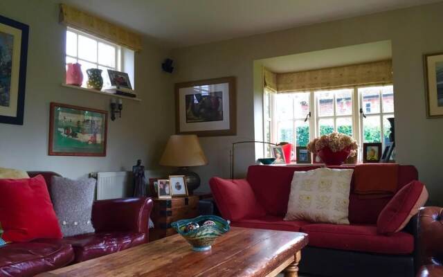 Lovely 4-bed House in Village of Sandhurst