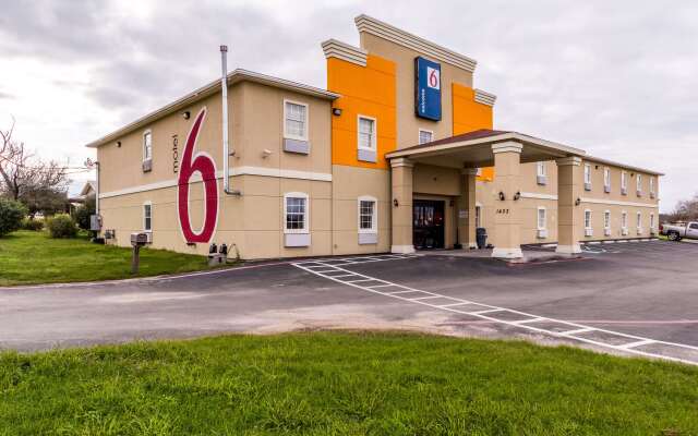 Motel 6 Jourdanton, TX