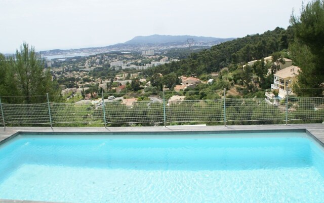 Spacious Villa in Toulon with Private Pool