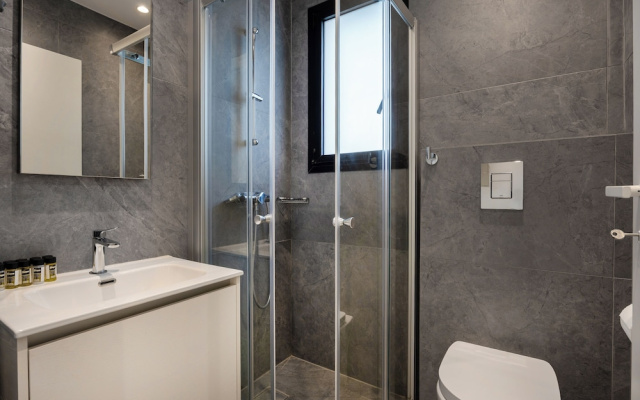 103 Piliou - City View Balcony & Shared Rooftop Pool