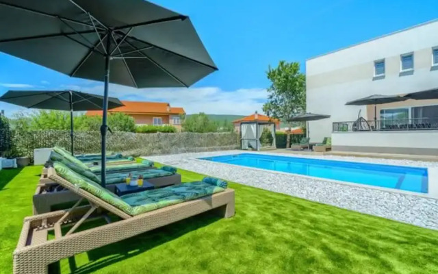 Villa Dreamin With Heated Pool & Hot Tub