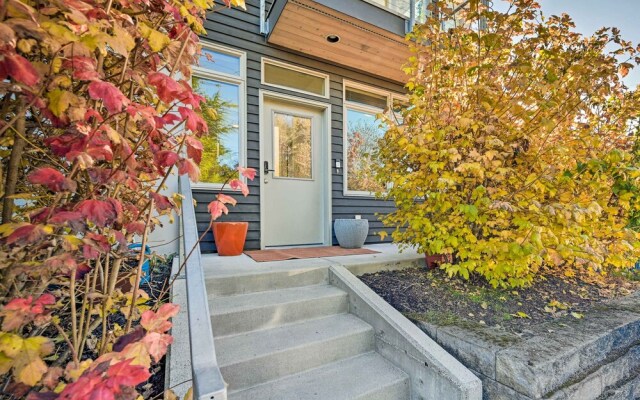 Sleek Seattle Home w/ Rooftop Patio & Views!