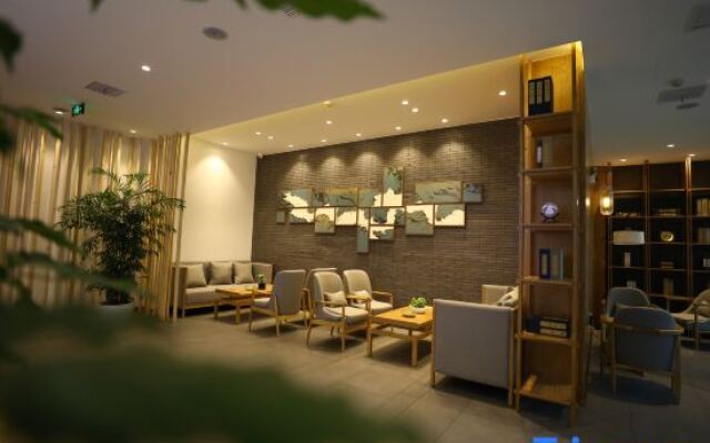 Xinyang Nanwan Lake Camellia Hotel