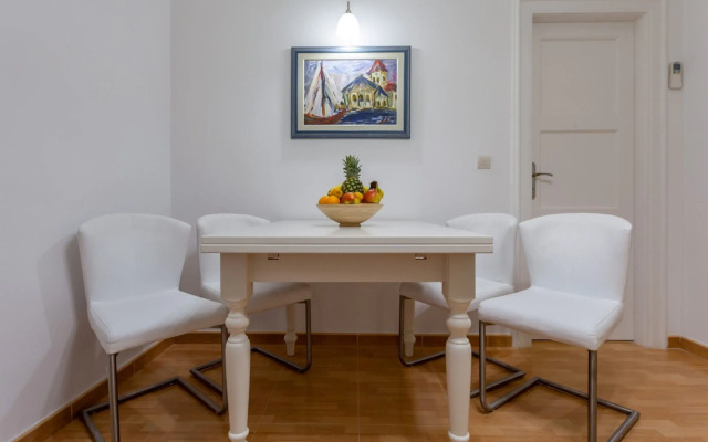 Chic Apartment in The Center