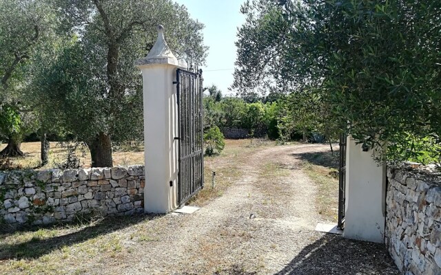 Beautiful Masseria Inside the Country and Near the sea