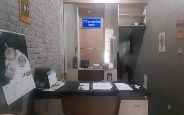 OYO 93439 The Suites Metro Apartment By Interindo