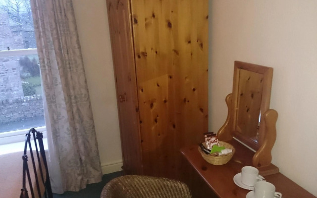 OYO Rose & Crown Hotel