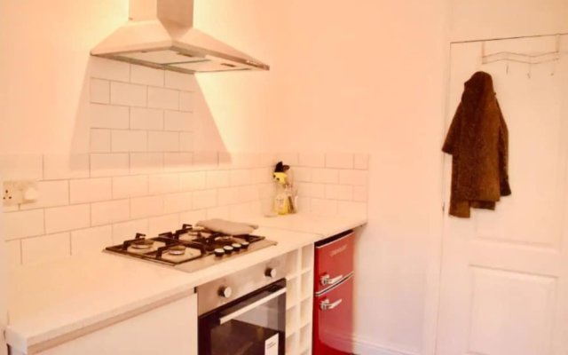 Spacious 3 Bedroom Flat Near Vibrant Camberwell